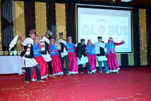 कार्यक्रम में रंगारंग प्रस्तुति देते हुए छात्र