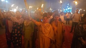 बद्दी में आयोजित मशाल जुलूस में महिलाओं ने बड़ी संख्या में भाग लिया